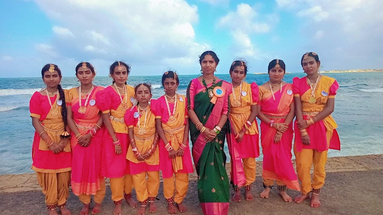 கின்னஸ் உலக சாதனை படைத்த காலி முகத்திடல் பரதநாட்டிய நிகழ்வில் வெலிமடை 'நிரல்யா நாட்டியாலயா' மாணவர்கள் சாதனை!